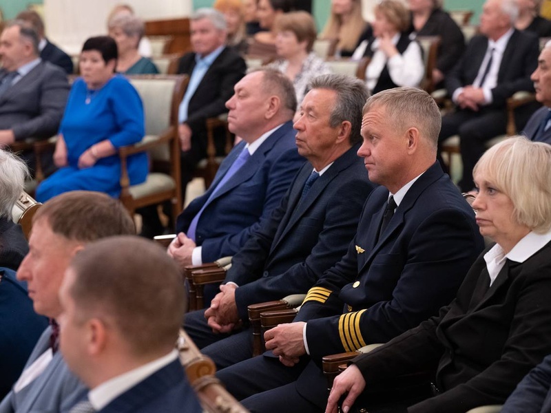 42 героя региона: в Свердловской области наградили лучших работников и деятелей культуры | В Свердловской области 42 человека получили государственные и региональные награды