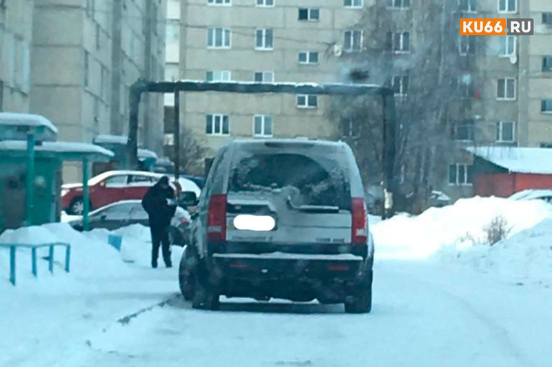 Полицейские нашли угнанный пьяным жителем Каменска-Уральского Land Rover из автомойки в Екатеринбурге. Задержали ли его самого — неизвестно
