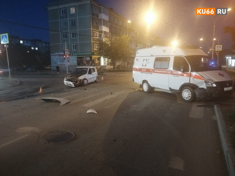 «Калине» разорвало всю переднюю часть: официальная версия ДТП с каретой «скорой помощи» в Каменске-Уральском подтверждает предварительную