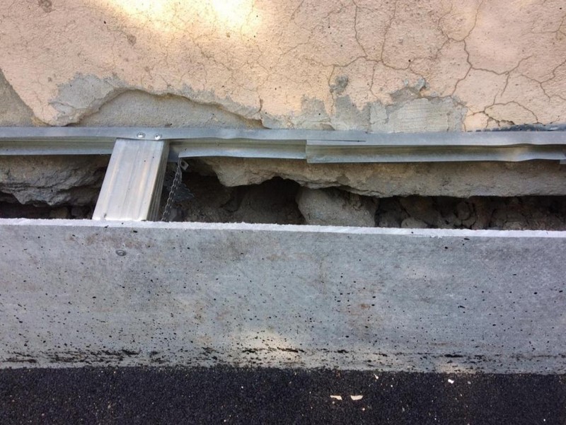 Капремонт по-российски: в доме по ул. Алюминиевой в Каменске раздолбили фасад, а потом скрыли все профлистами, под которыми весь ужас...