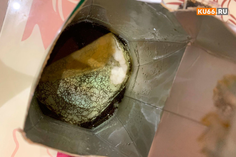 «Сделала два глотка, привкус показался странным». Жительница Каменска-Уральского купила в «Магните» сок известной марки с плесенью внутри