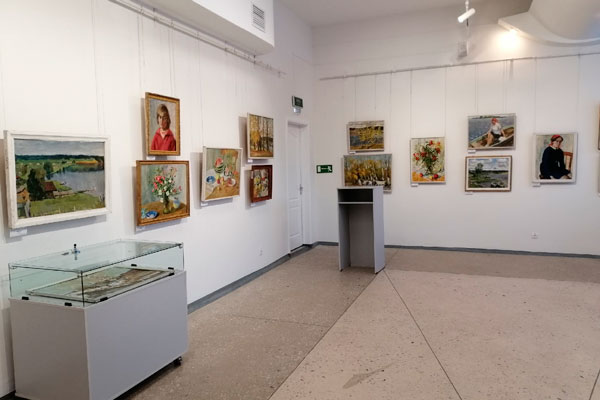 В Выставочном зале Каменска-Уральского открывается традиционная выставка, которая нынче вобрала в себя работы авторов со всей России