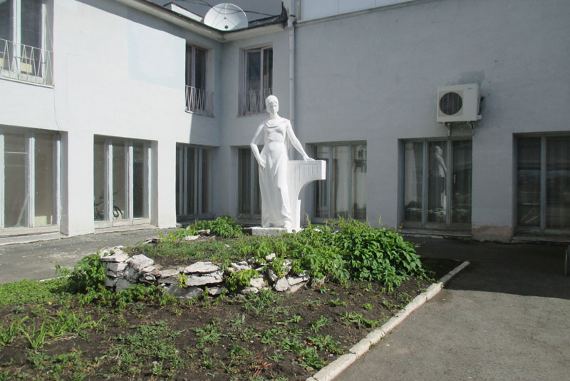 Скульптурной композиции у ДК «Юность», которую видели, наверное, все, уже 43 года. А кто ее автор и что еще он сделал для Каменска?