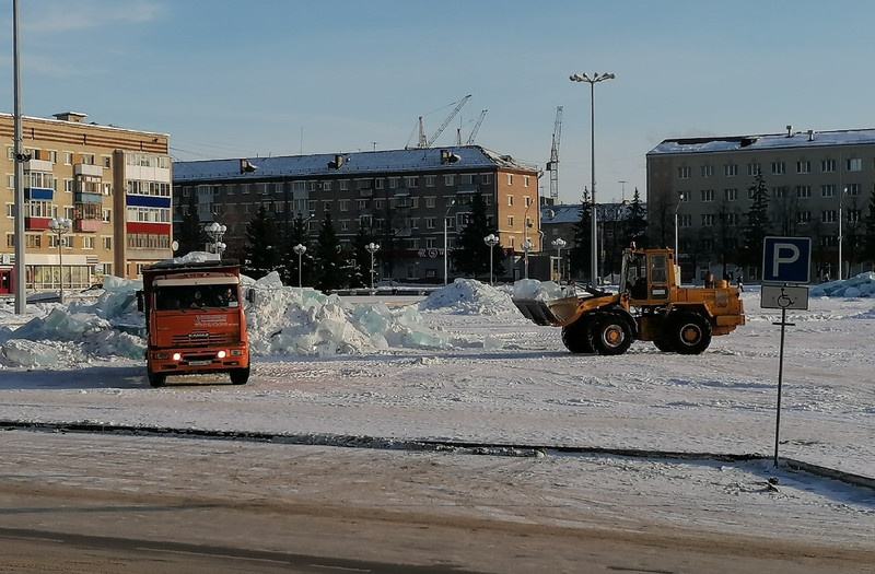 Территория опустела: через месяц после начала года с главной площади Каменска-Уральского вывезли все, из чего состоял ледово-елочный городок