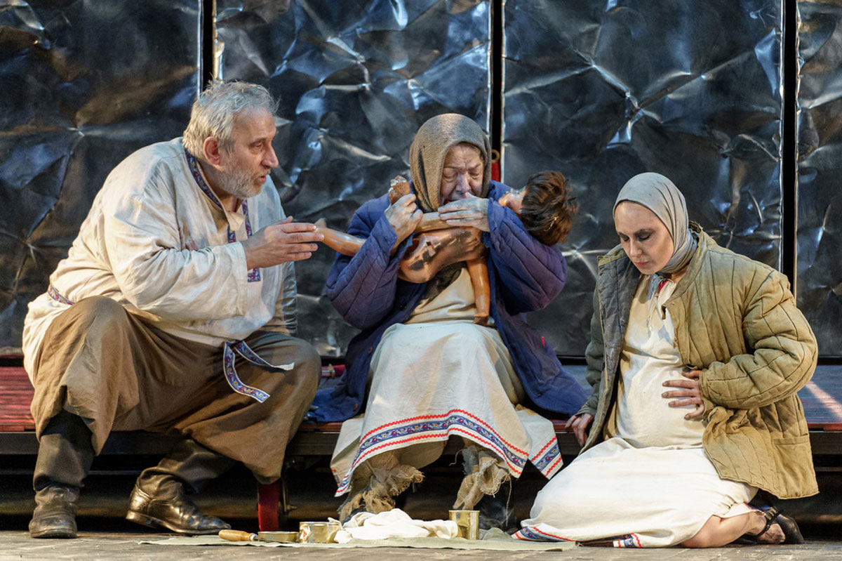 «Рядовые»: спектакль в Каменск-Уральской Драме с мечами вместо винтовок | Спектакль «Рядовые» в Каменске-Уральском покажет Великую Победу иначе