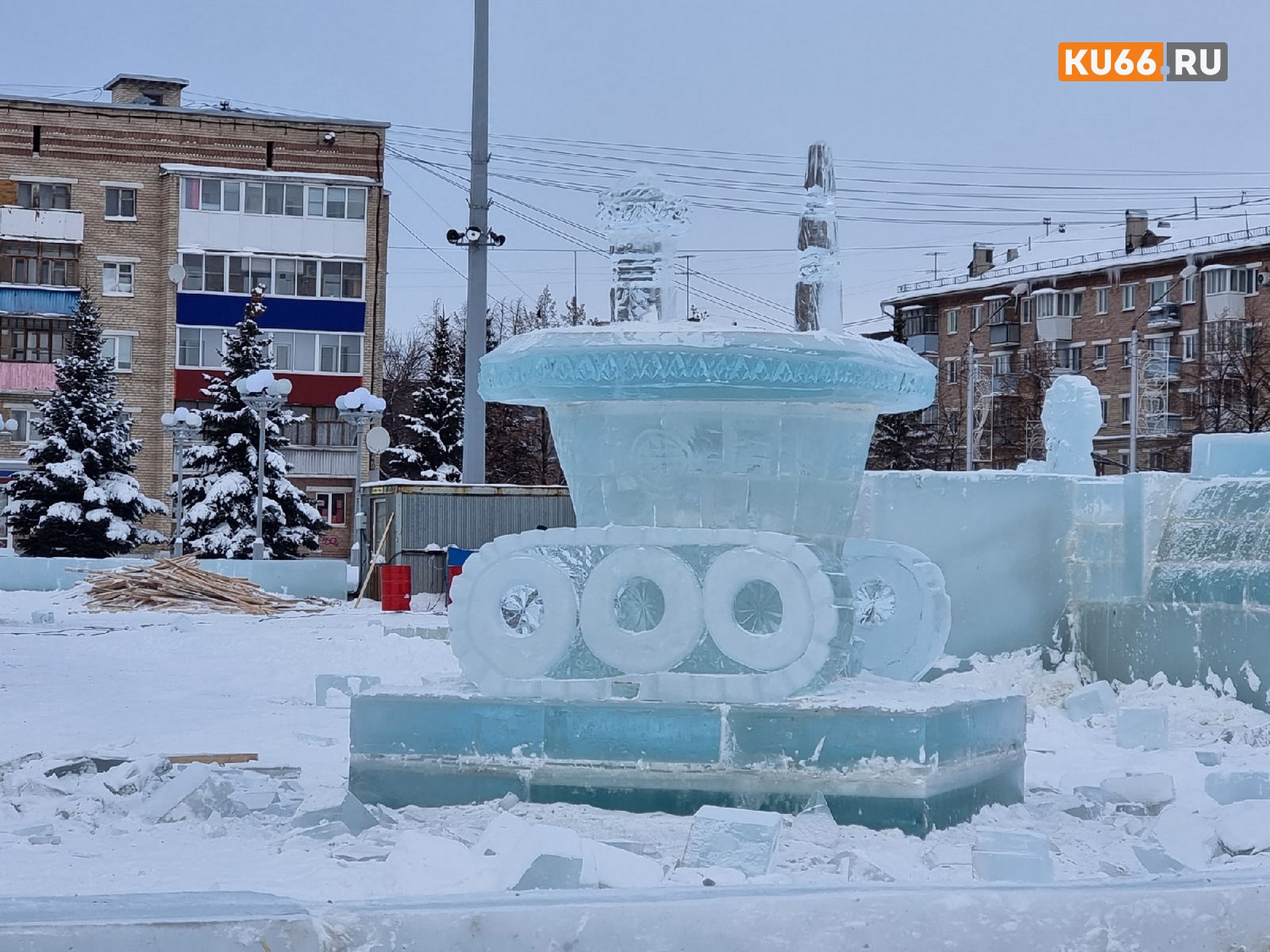 «Фигуры героев все отчетливее»: показываем, как выглядит строительство главного «космического» ледового городка в Каменске