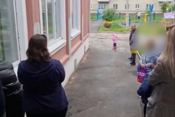 В Каменске-Уральском родителей не пустили к детям на выпускной. «Смотрели с улицы»