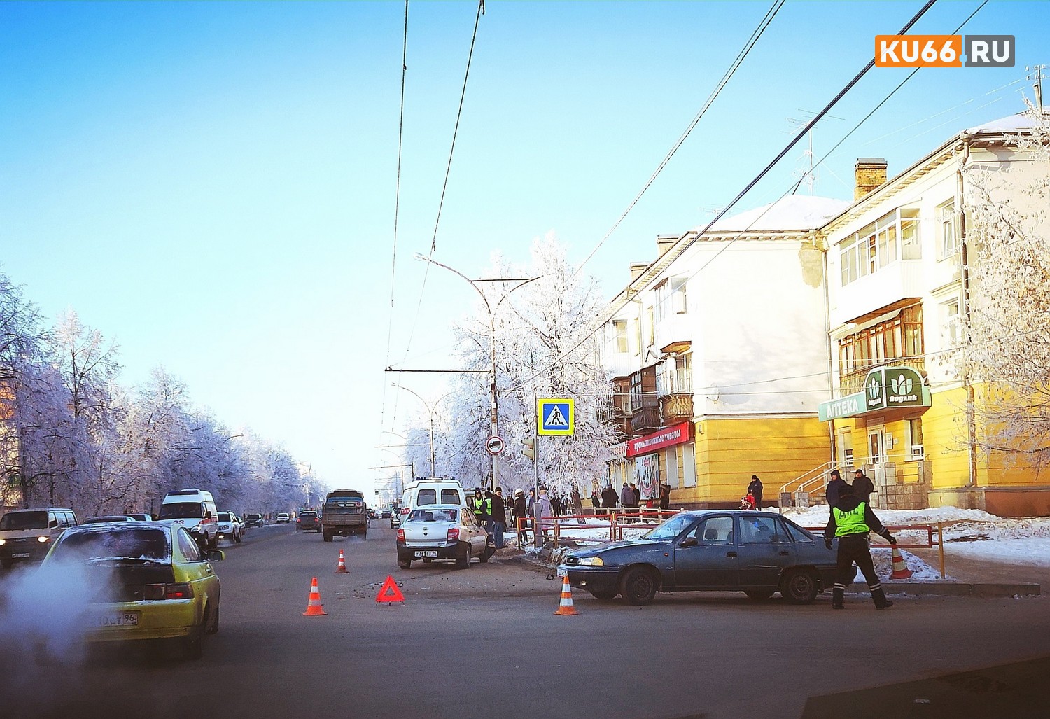 Проскочить решил или...? В Каменске-Уральском на ул. Алюминиевая сошлись Nexia и «Гранта». Пострадали пассажирки: у обеих – сотрясение