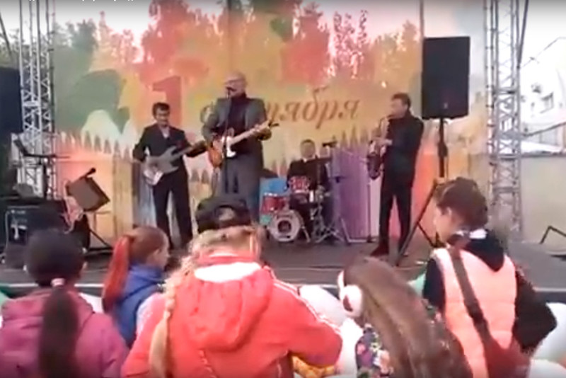 В День знаний уральским школьникам спели про «рюмку водки на столе». ВИДЕО
