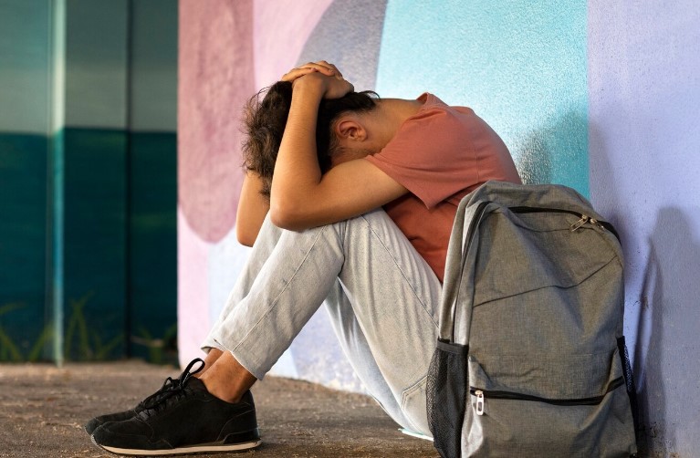 В Каменске-Уральском школьники жестоко избили сверстника: возбуждено уголовное дело | СК расследует нападение школьников на мальчика в Свердловской области