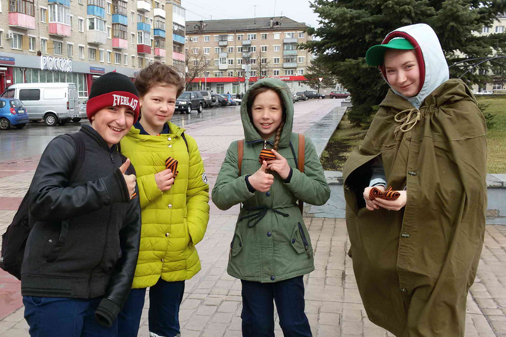 Студенты и школьники вышли на улицы Каменска-Уральского напомнить о подвиге предков – за день раздали прохожим 2,5 тысячи символов Победы!
