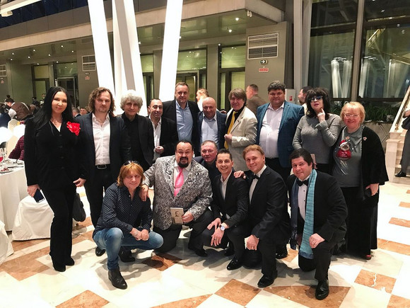 В обнимку с Джигурдой! Артём Каторгин – уроженец Каменска-Уральского, выступавший в телепроекте «Голос» – стал почетным гражданином России!