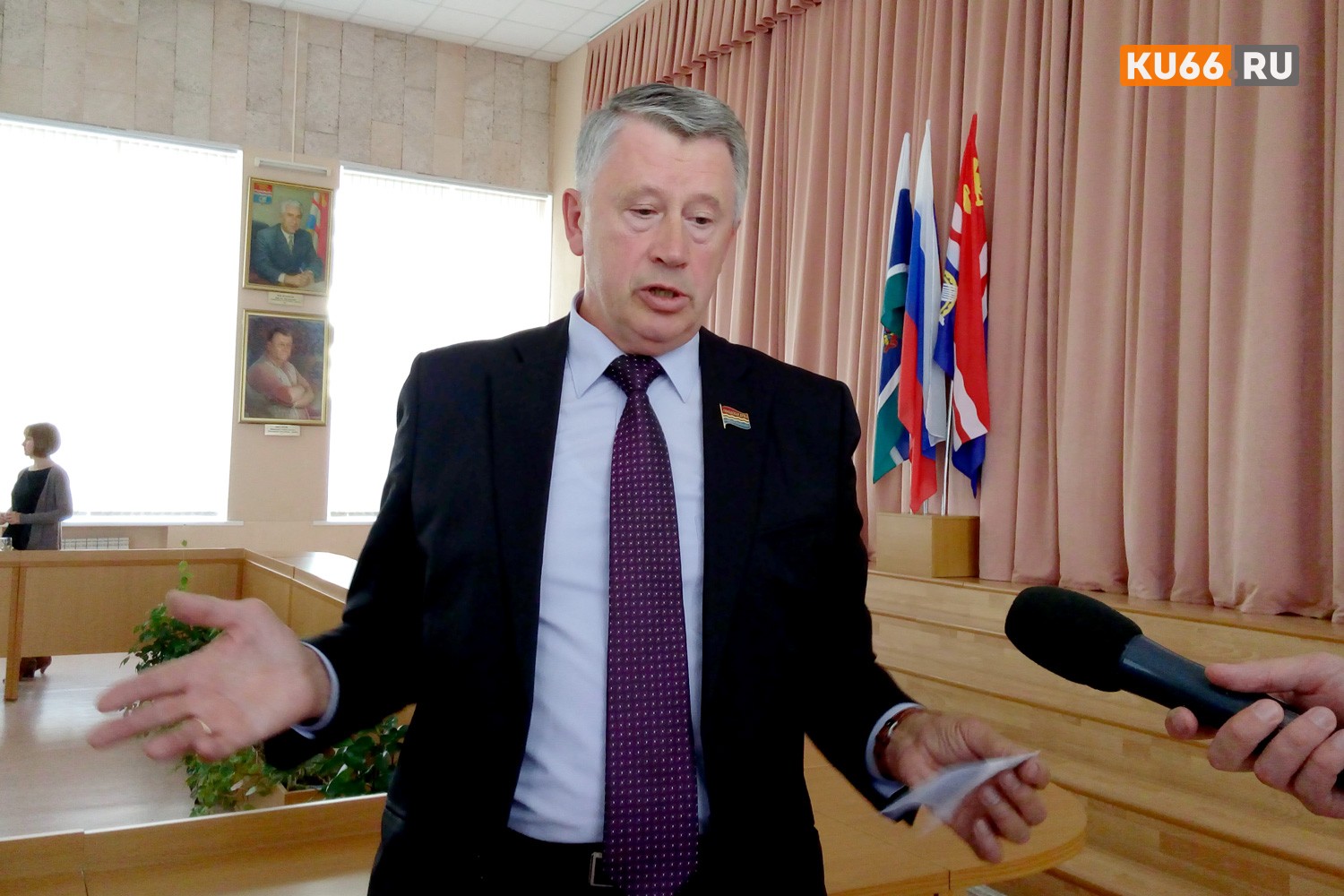 Житель Каменска-Уральского обвинил Думу в ничегонеделании и возмутился, что депутат Чебурин уехал из города по работе. Что ответил Пермяков?