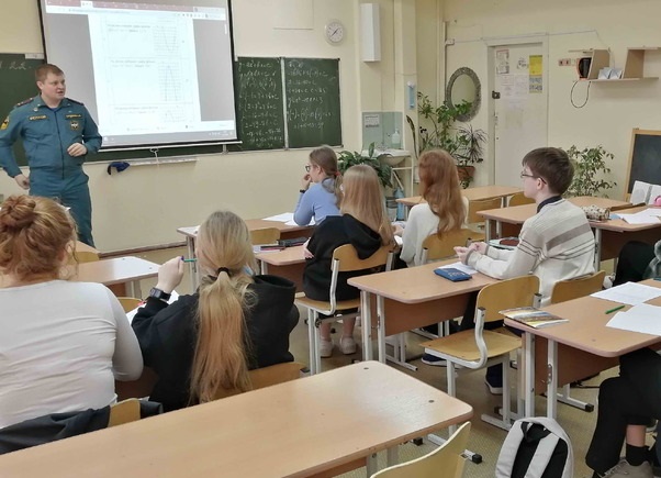 Школьникам Каменска-Уральского рассказали о профессии пожарного Школьникам Каменска-Уральского рассказали о профессии пожарного