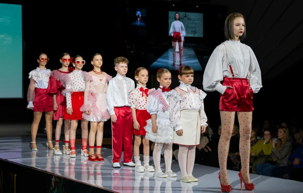 27 детей из Каменска-Уральского вышли на подиум федерального модного шоу | Юные модели из Каменска-Уральского выступили на Volga Fashion Show