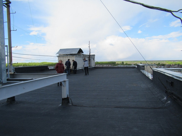 «Немудрено, что труба тепло не отдавала». Спецкомиссия принимала ремонт кровли на доме ветеранов в Каменске, заглянув и в помещение