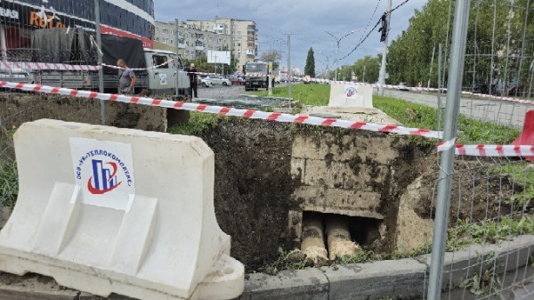 Коллектор у ТЦ «Джаzz» в Каменске-Уральском дал сбой: коммунальщики вскрыли проезд и газон | В Каменске-Уральском обнаружено повреждение коллектора на проспекте Победы