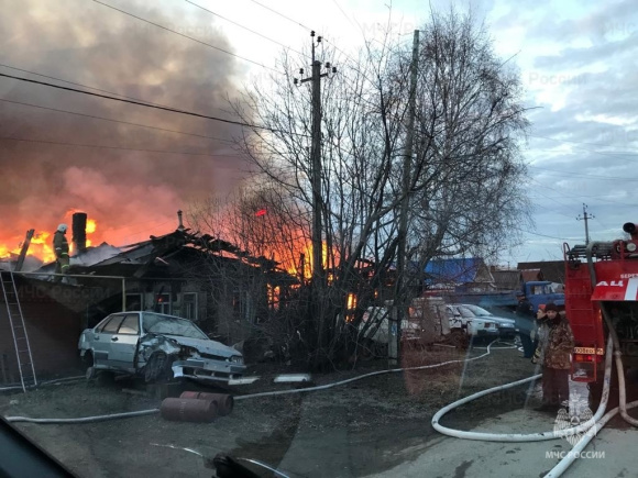 Под Каменском-Уральским огонь повредил дом и баню