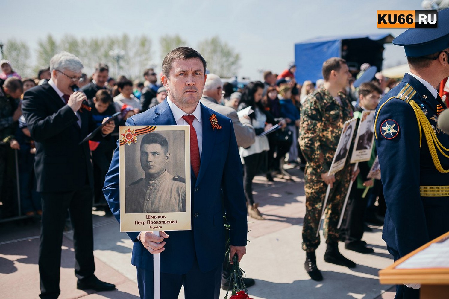 Мэр Алексей Шмыков нес в руках портрет своего деда. Подробности о шествии чиновников в «Бессмертном полке» в Каменске. ФОТОРЕПОРТАЖ