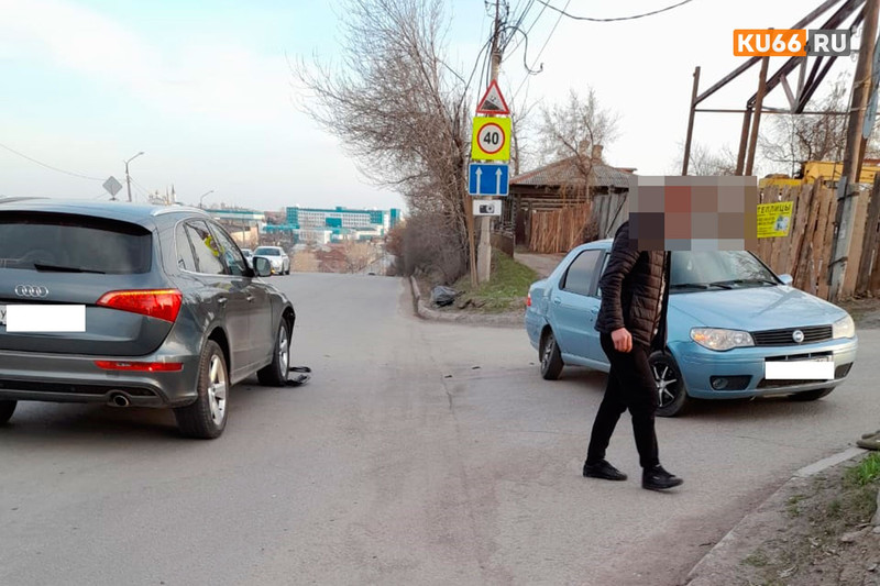 Накануне в Каменске-Уральском легковушка не поделила дорогу с кроссовером. ВИДЕО Накануне в Каменске-Уральском легковушка не поделила дорогу с кроссовером. ВИДЕО