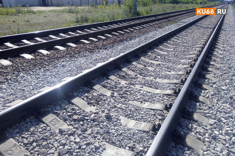 На перегоне между Богдановичем и Каменском-Уральским грузовой поезд насмерть травмировал молодого мужчину — машинист тормозил, но напрасно..