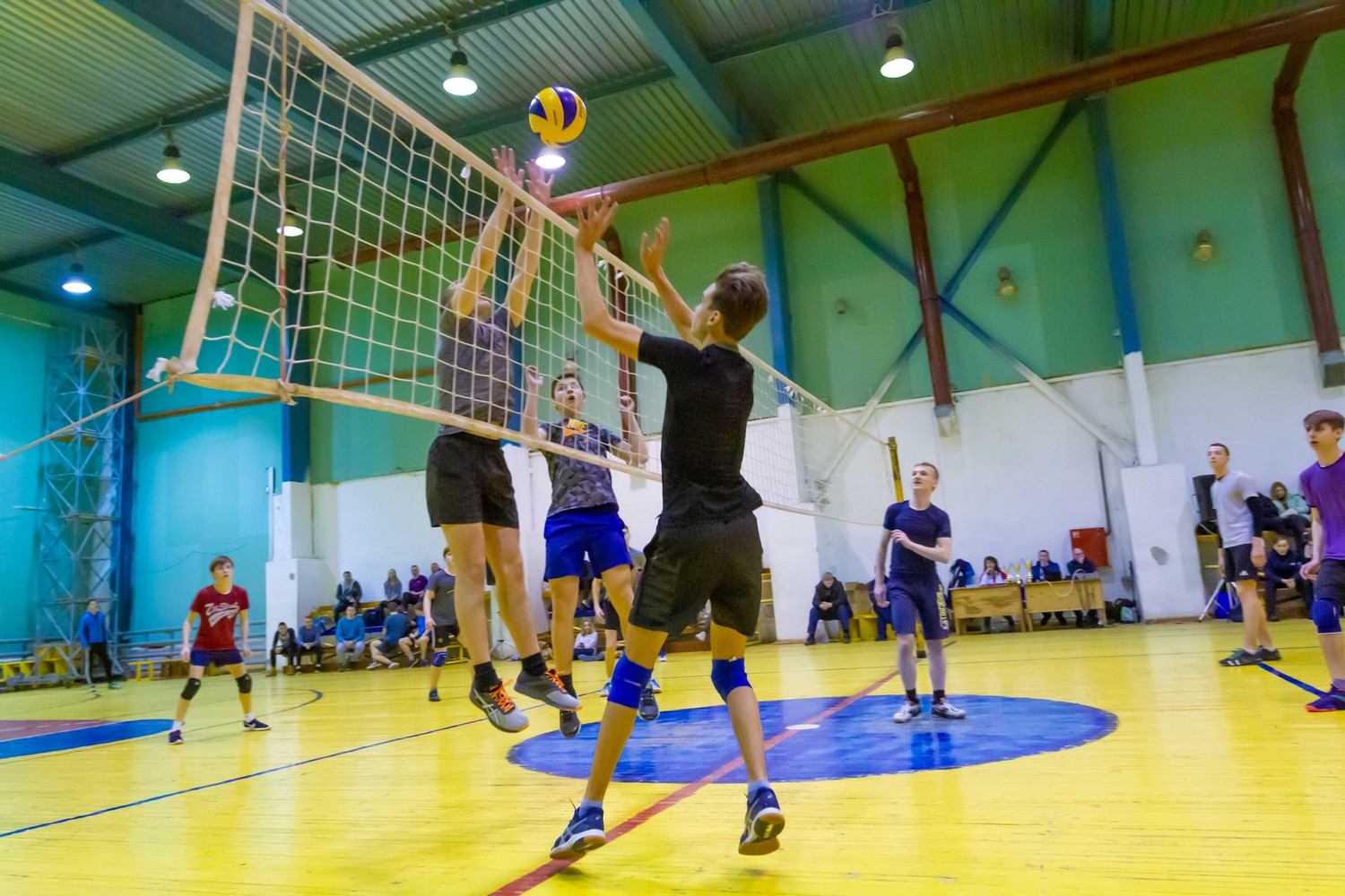 Сертификаты на спортинвентарь, сладкие подарки, кубки и медали получили самые спортивные школьники Каменска-Уральского по итогам Спартакиады