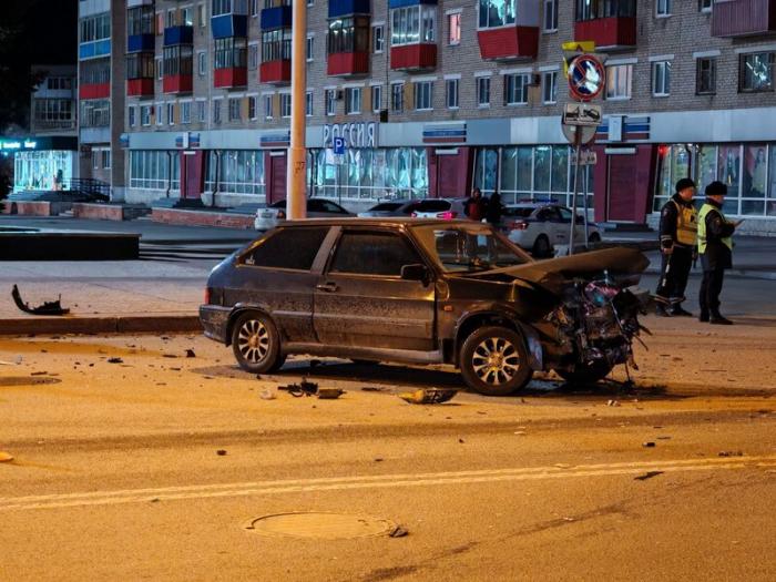 Очередная невнимательность водителя из Каменска-Уральского привела к столкновению. | В Каменске-Уральском столкнулись ВАЗ и БМВ: подробности происшествия