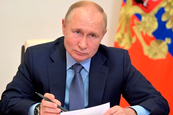 Путин поручил ввести выходные на вакцинацию и закрыть рестораны и клубы на ночь