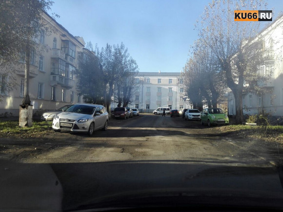 Обочины рядом с пенсионным фондом в Каменске-Уральском заставлены автомобилями. Жителей такая картина не устраивает…