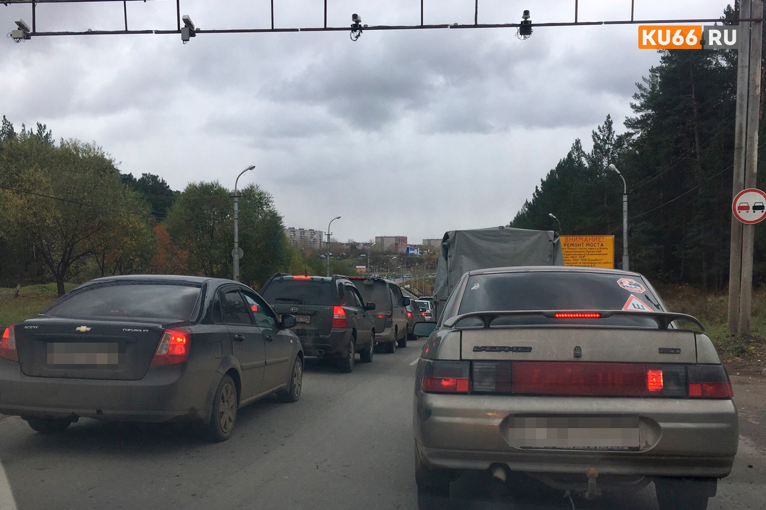 В Каменске-Уральском из-за работ на Байновском мосту скопилась внушительная пробка. Стоят Кадочникова и Суворова. Движение откроют к вечеру