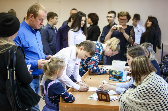 На вручении паспортов юные жители Каменска-Уральского слушали высокие речи о светлом будущем, за что получили набор патриотичных подарков