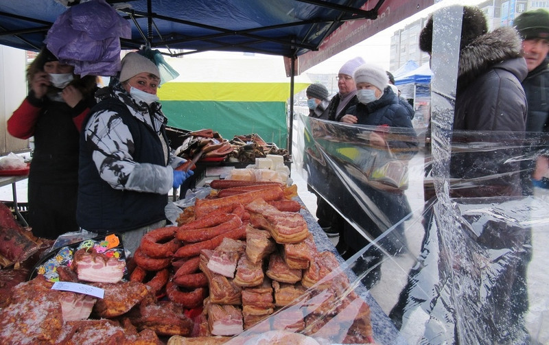 Предновогодняя ярмарка в Каменске-Уральском: ассортимент все тот же, участников — почти восемьдесят. Местные мастера предлагали свои поделки