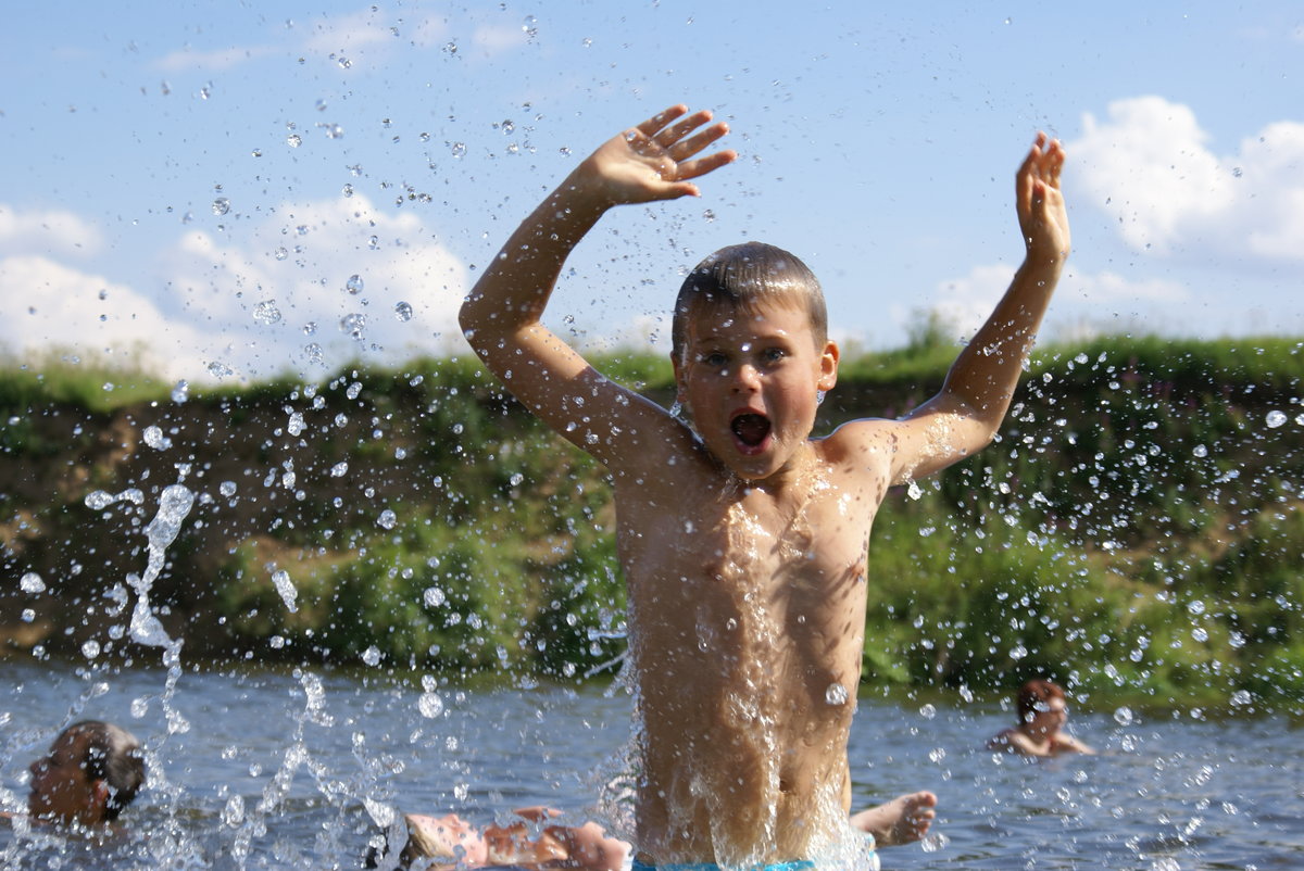 Дети в Каменске-Уральском купаются в очистных сооружениях — водоеме Сахан, до которого добираются по автотрассе с риском для жизни