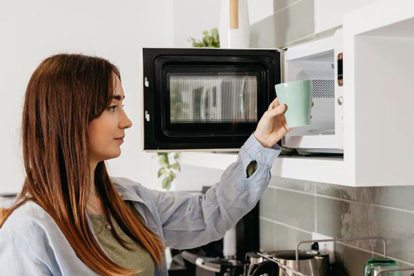 Диетолог рассказала о вреде разогретой еды из микроволновки