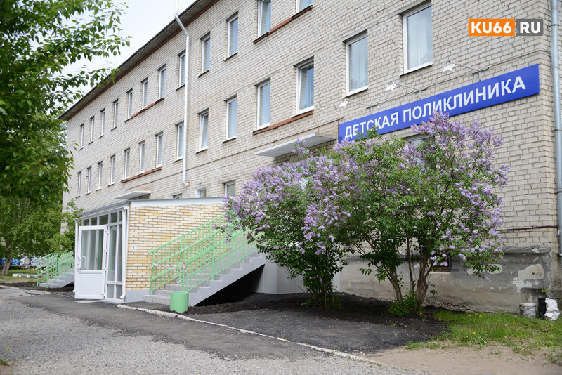 Неизвестный улучил момент и увел из тамбура детской поликлиники в Каменске-Уральском велосипед. Подозревают мужчину средних лет