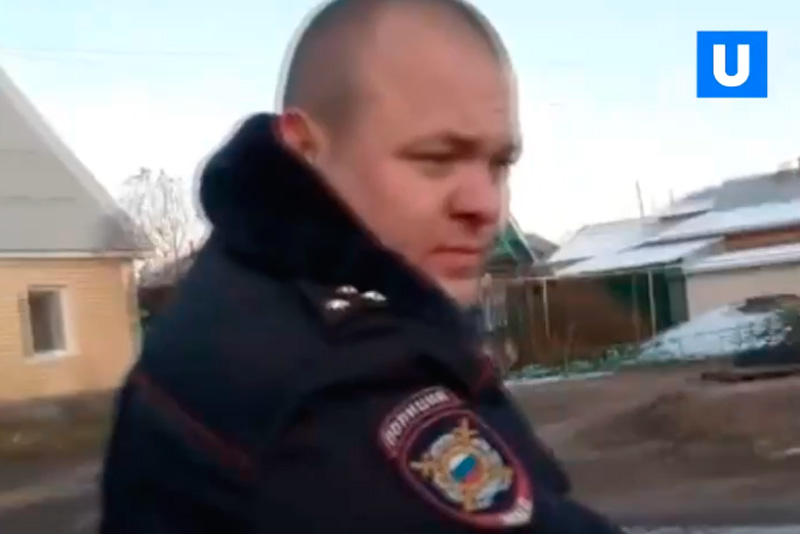 Жительница Каменска-Уральского обвинила полицейских в избиении ее 15-летнего сына — на видео она ругается матом, но… ничего не видно