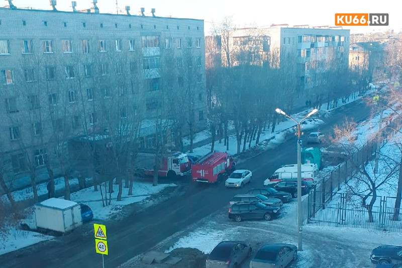 В доме коридорного типа на ул. Пугачева в Каменске-Уральском под вечер вспыхнул мусор в туалете — огнеборцам пришлось выводить восьмерых…