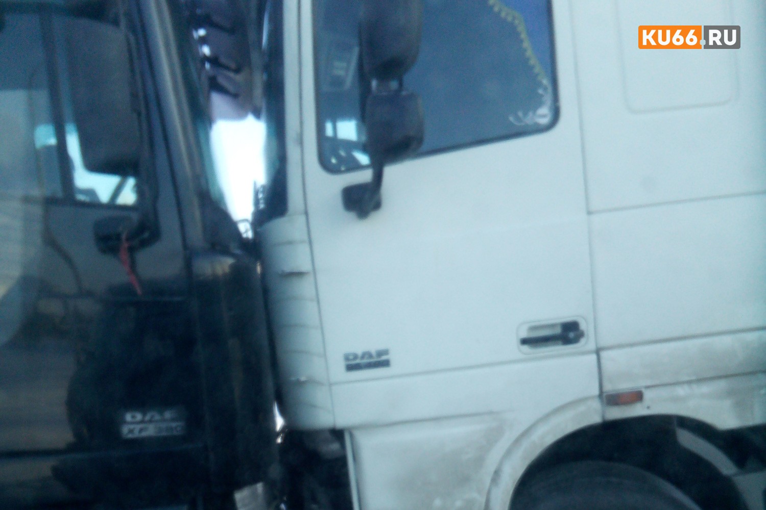 Один заехал под «кирпич, другой забуксовал на подъеме. На автозаправке под Каменском-Уральским лоб в лоб сошлись две фуры