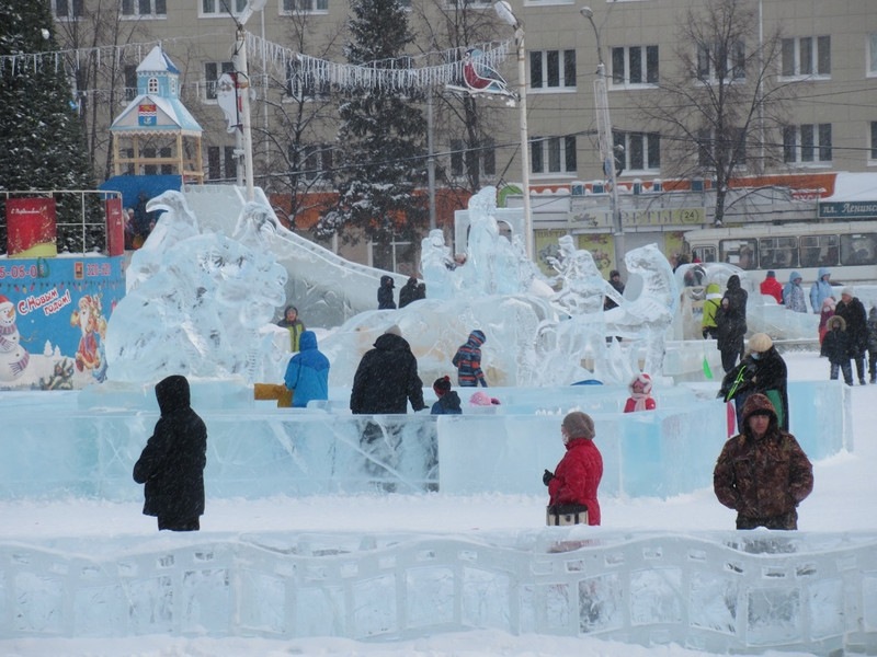 Вслед за СинТЗ администрация Каменска-Уральского приняла решение продлить работу ледово-елочного городка на центральной площади
