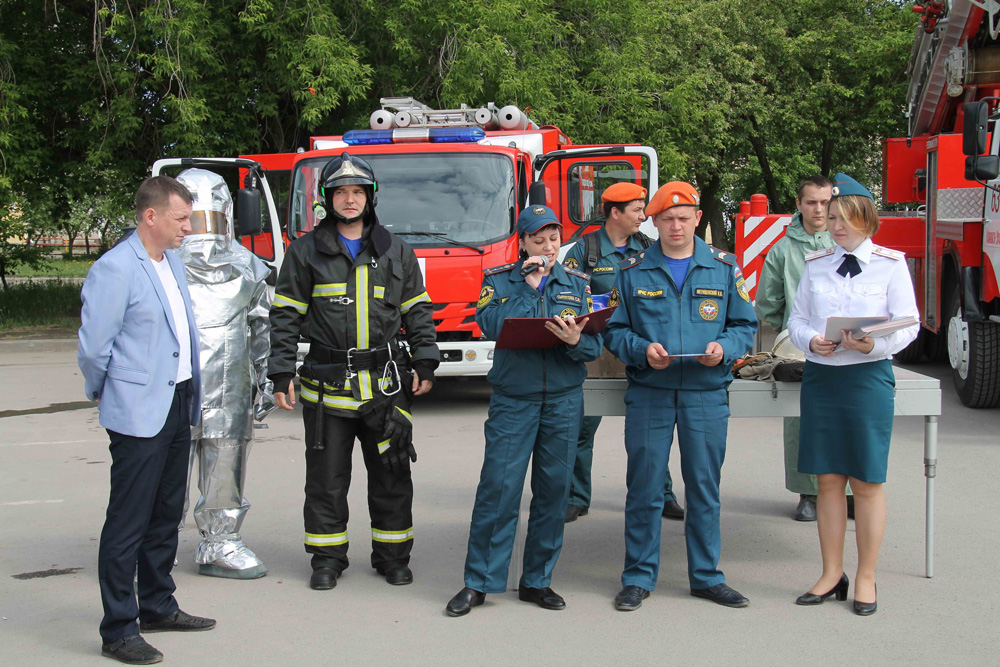 Побыть в роли пожарного, посидеть в спецмашине, получить почетные грамоты и ценные подарки смогли дети Каменска-Уральского в «свой» праздник
