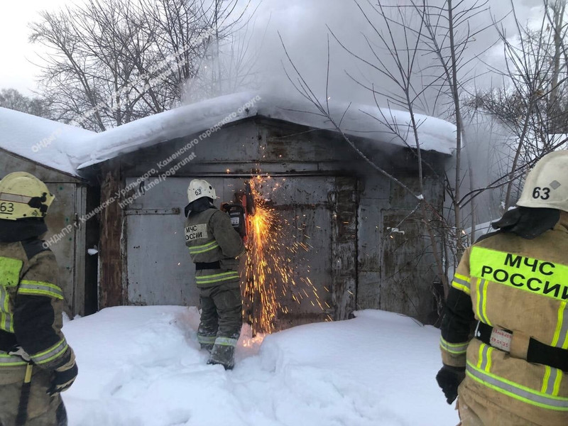 В Каменске-Уральском потушили пожар в гараже