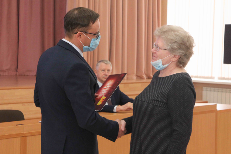 Тех, благодаря кому работают система ЖКХ и сфера бытовых услуг, чествовали в Каменске-Уральском — вручали благодарности за профессионализм