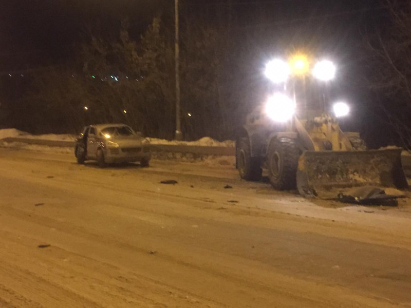 Знаков не было! На Горбатом мосту по ул. Алюминиевой в Каменске-Уральском из-за снегоуборочной техники в ДТП попал элитный Porsche Cayenne
