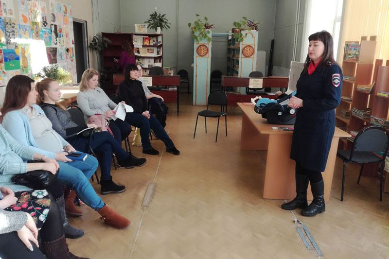 К будущим мамам Каменска-Уральского в Пушкинку пришли инспекторы ГИБДД — объясняли, как важно заботиться о ребенке с первых дней жизни