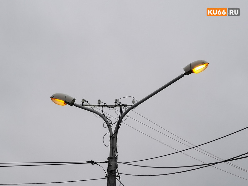 УК «ДЕЗ» продолжает устанавливать светильники на фасадах домов в Каменске-Уральском. Где-то без согласия собственников?