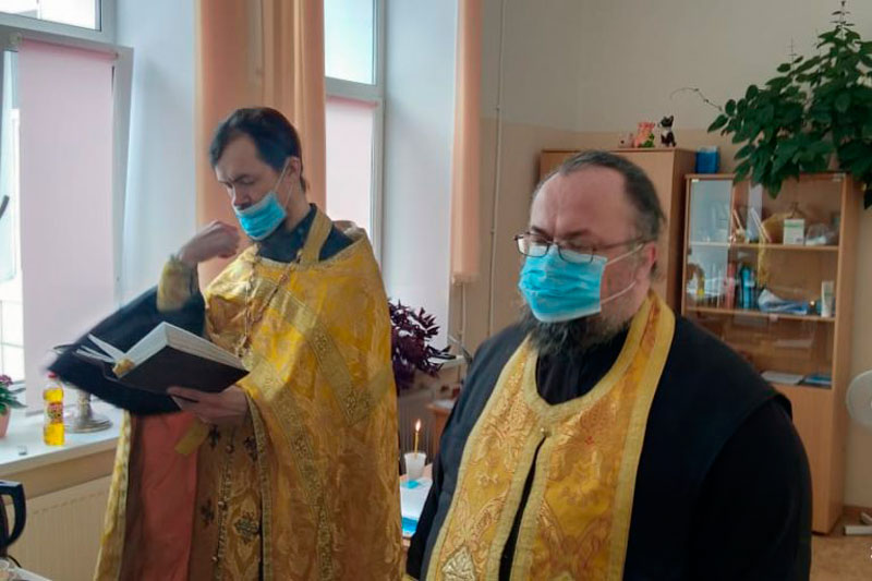 Священники в медицинских масках пришли в инфекционное отделение больницы Каменска-Уральского, чтобы совершить обряд освящения