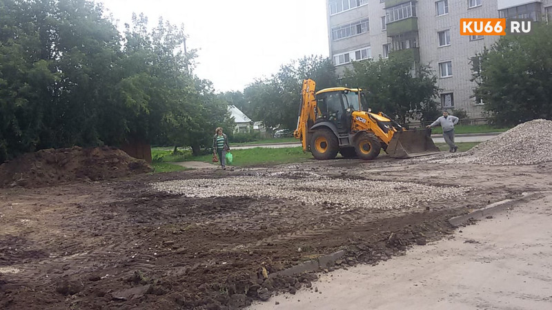 Коммунальщики перенесли детскую площадку по требованию прокуратуры: детали истории, возмутившей жителей многоквартирника в Каменске