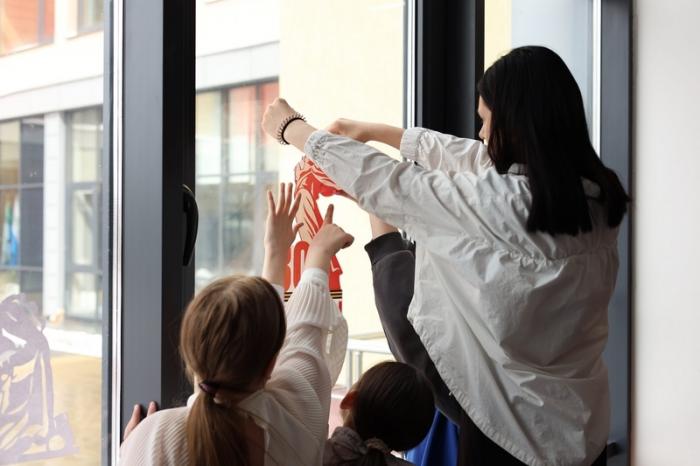 Более 41 тысячи школьников присоединились к акции «Окна Победы» в Свердловской области.Фото | Свердловчане украсили более 19 тысяч окон в рамках акции «Окна Победы»