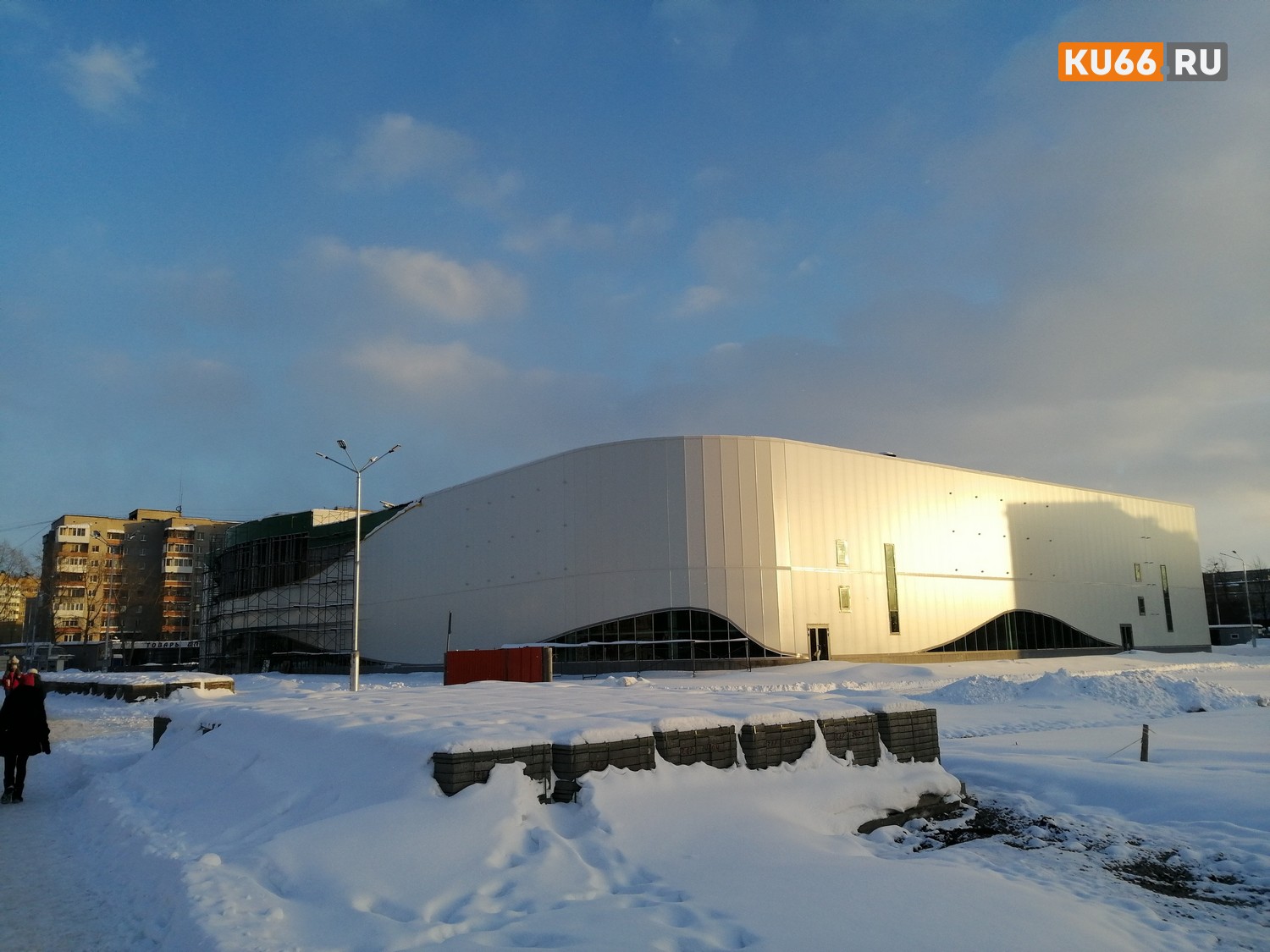 Новый ТЦ, строящийся в Каменске рядом с остановкой «Щербакова», сдадут не раньше мая. Речи о бутиках и брендах пока нет – идут переговоры