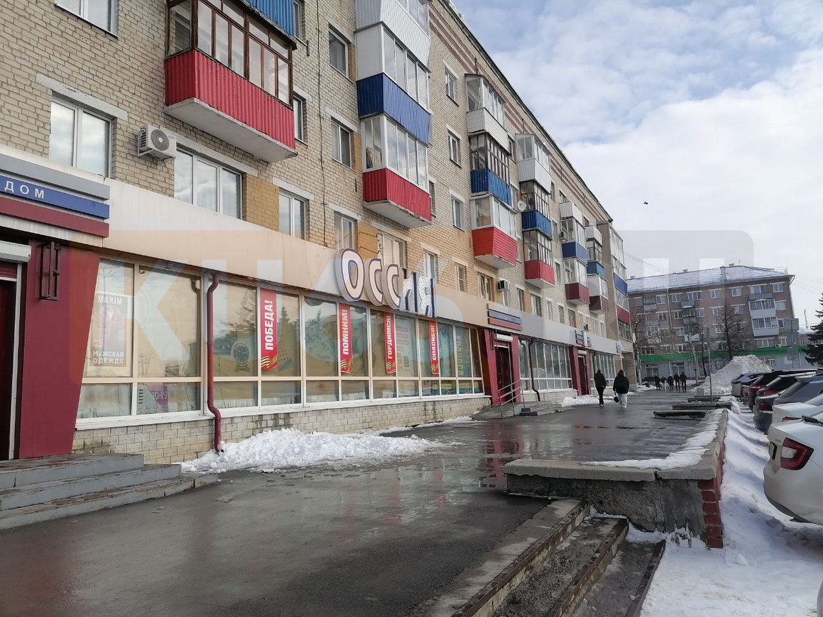 «Глыбы падают над головами людей»: в Каменске-Уральском снег разрушил вывеску магазина | В Каменске-Уральском снег разбил вывеску магазина